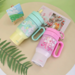 850ml Insulated Stainless Steel Travel Mug – Cute Cartoon Tumbler with Handle & Straw for Hot and Cold Drinks - Image 11