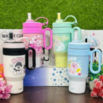 850ml Insulated Stainless Steel Travel Mug – Cute Cartoon Tumbler with Handle & Straw for Hot and Cold Drinks