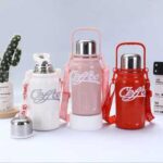 Ceffoo 800ml Stainless Steel Vacuum Flask – Insulated Coffee & Water Bottle with Handle & Strap, 6-12 Hour Temperature Retention (Pink/Red/White) - Image 2
